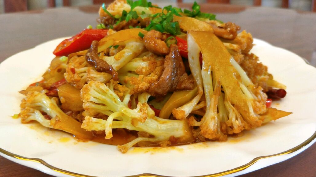 大厨教你做正宗肉片干锅花菜,香辣可口不油腻,超级下饭