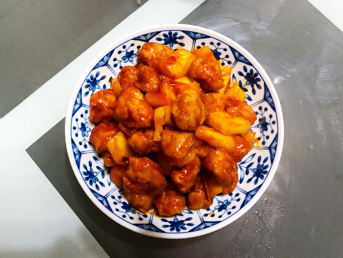 今天的晚餐有荤有素还有水果,营养丰富,色泽诱人,看着流口水