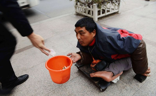 在街头遇见残疾人乞丐 你是否会停下匆匆脚步伸出援手?