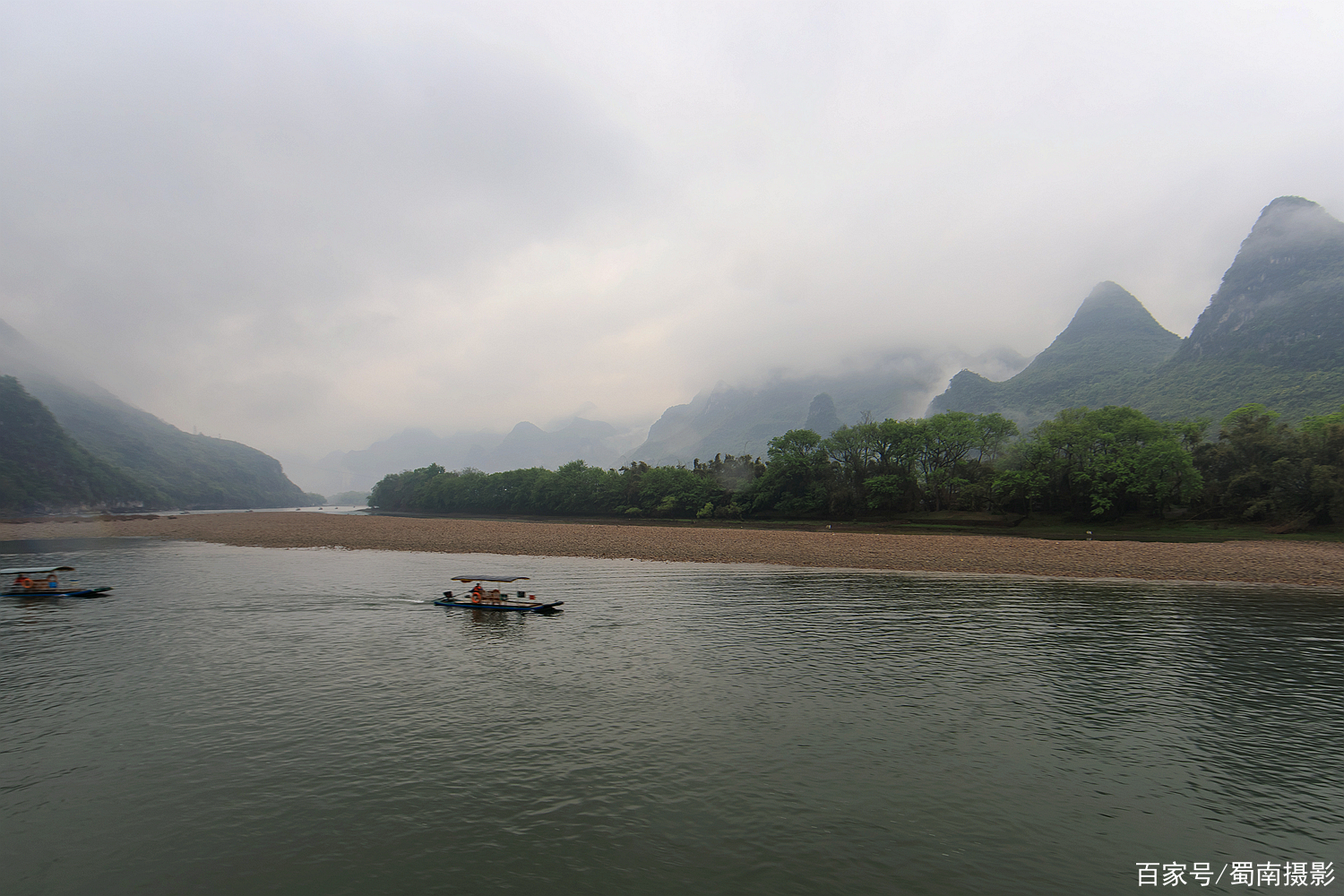 雨中的灕江更顯朦朧之美