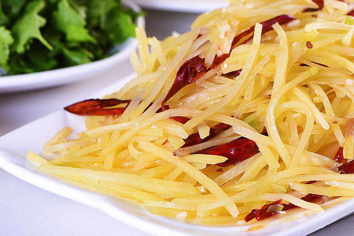 有很多人在做酸辣土豆丝的时候,可能都觉得只需要加入辣椒,加入醋,就