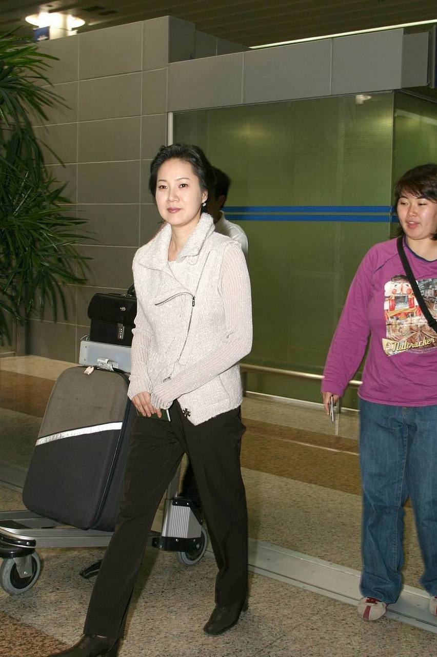 一次演员沈丹萍说:"我每次一出差回来,家里的现金就少三五千!