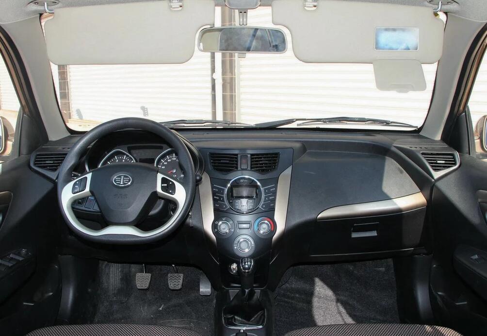 天津一汽-夏利n7,整体设计神秘,车型显得沉稳