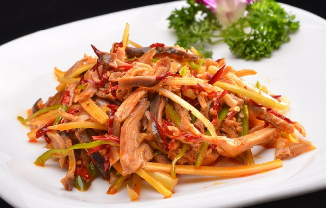 火爆猪肚最主要的要将猪肚上的污秽和臊味除去!