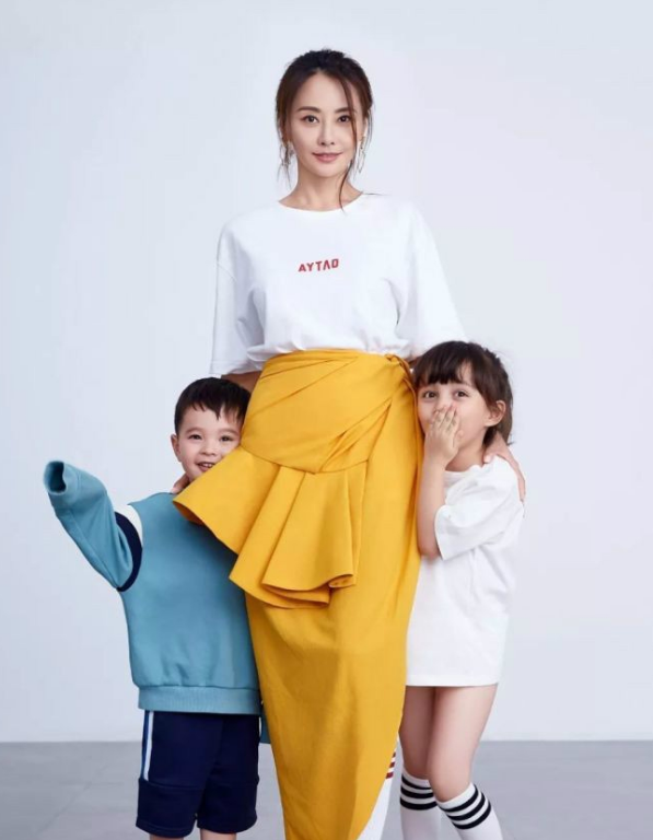 马雅舒后援会分享了一组马雅舒与两个宝贝最新的写真照,随后马雅舒