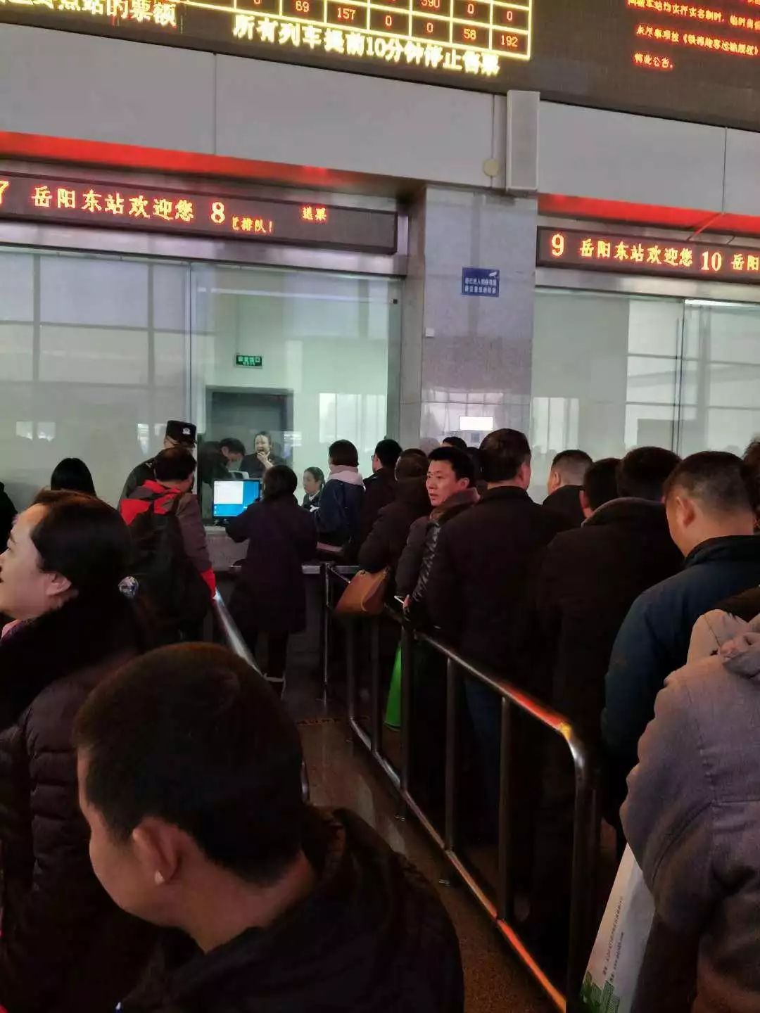扩散!残留冰雪致岳阳东站部分高铁晚点
