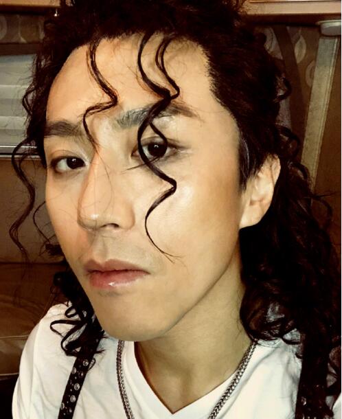 邓超晒cos迈克尔杰克逊的造型,太辣眼睛,网友:白头发都出来了