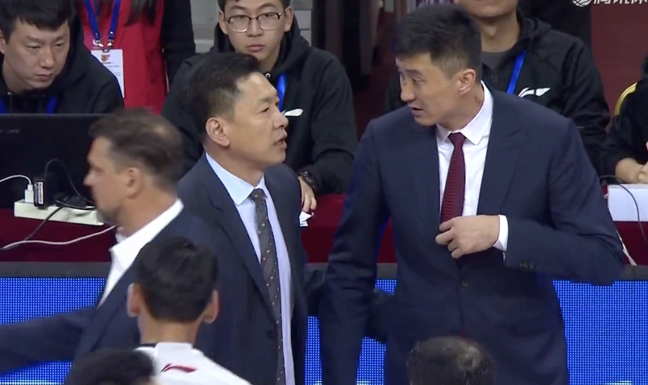 李春江和易建联零交流,两人相隔仅2米,有谁注意到杜锋动作?