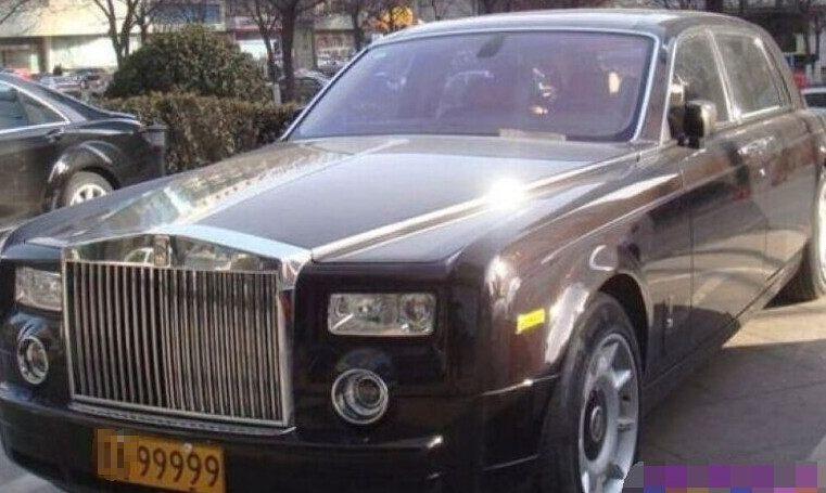 街头偶遇豪车劳斯莱斯,车价过千万,网友:车牌号亮了