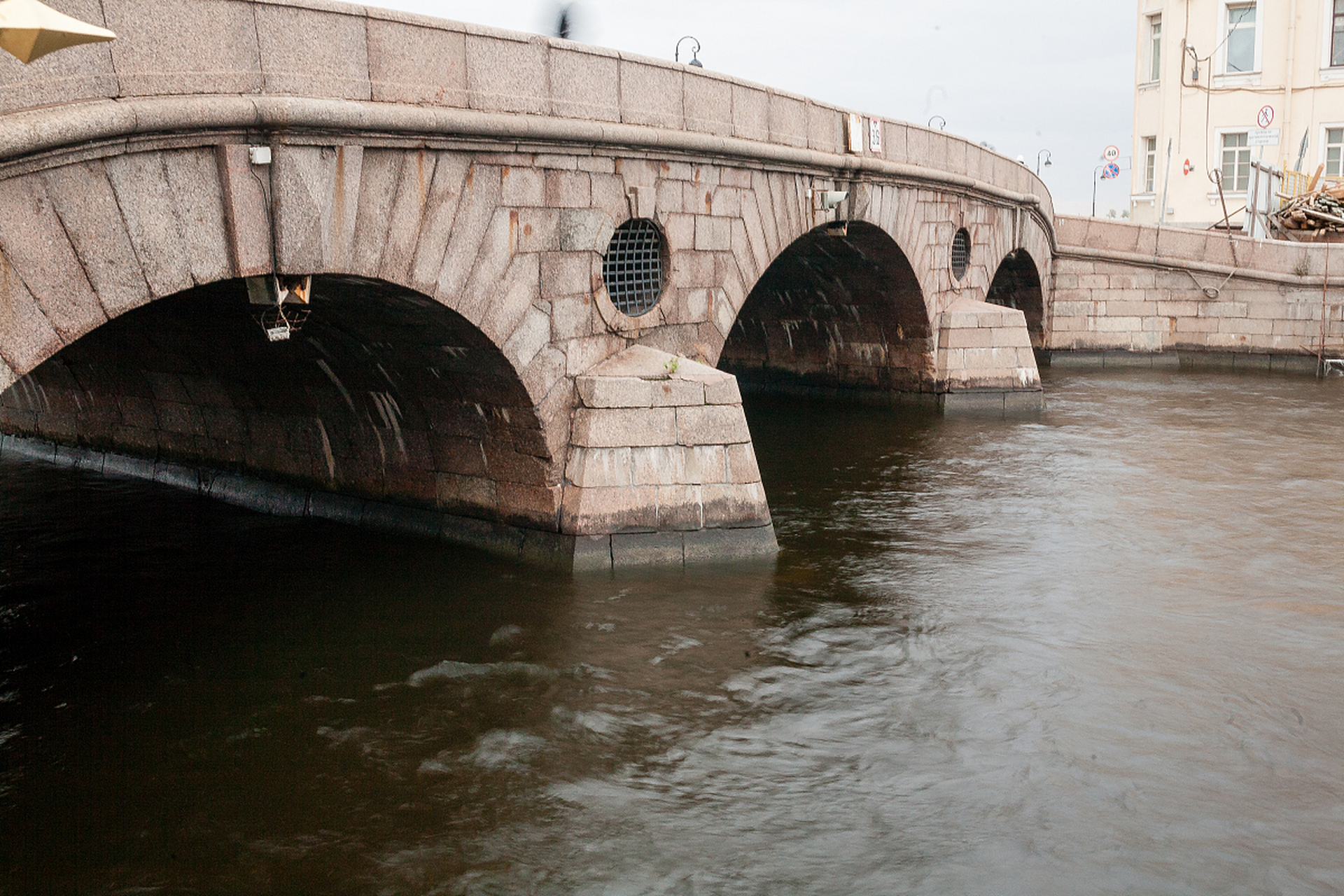 五里桥,位于福建省晋江市安海和南安市水头交界海湾上,是中国现存最长