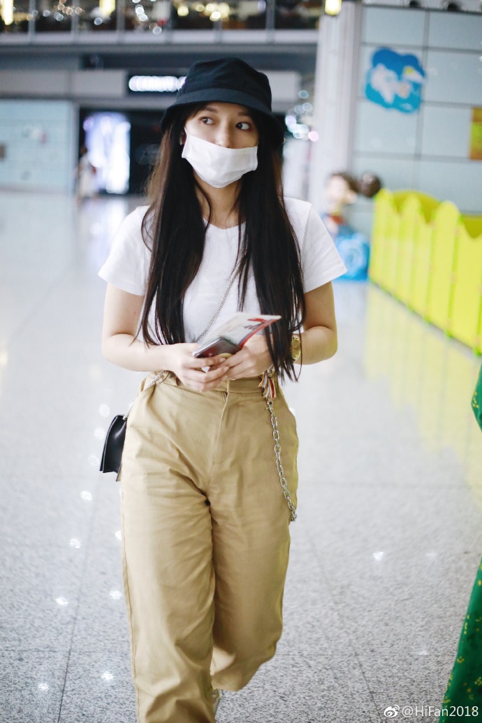 程潇头戴黑色渔夫帽,戴着白色口罩遮面. 转载自百家号作者:娱乐八卦园