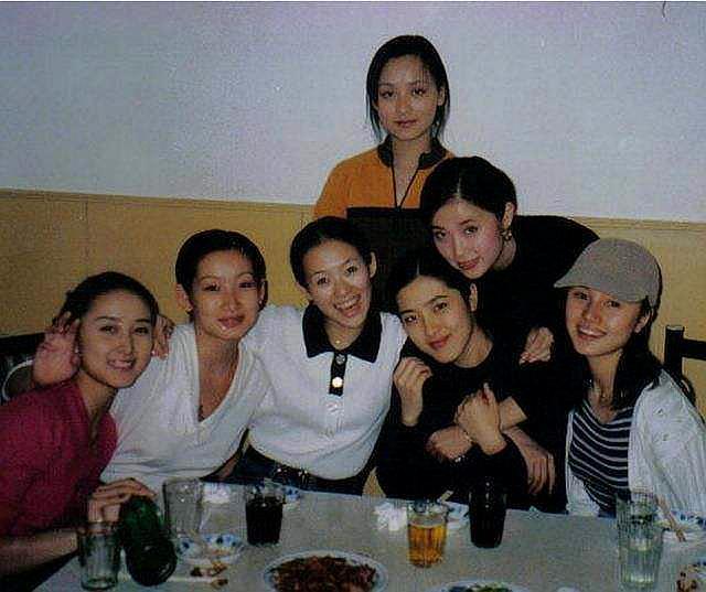 黄圣依20年后的中学同学聚会,百花丛中一抹红,再低调也耀眼