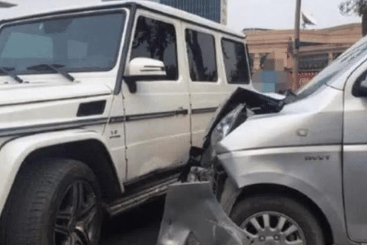 奔驰大g遭五菱拦腰猛撞,下车后两位车主都笑了,网友:缘分!