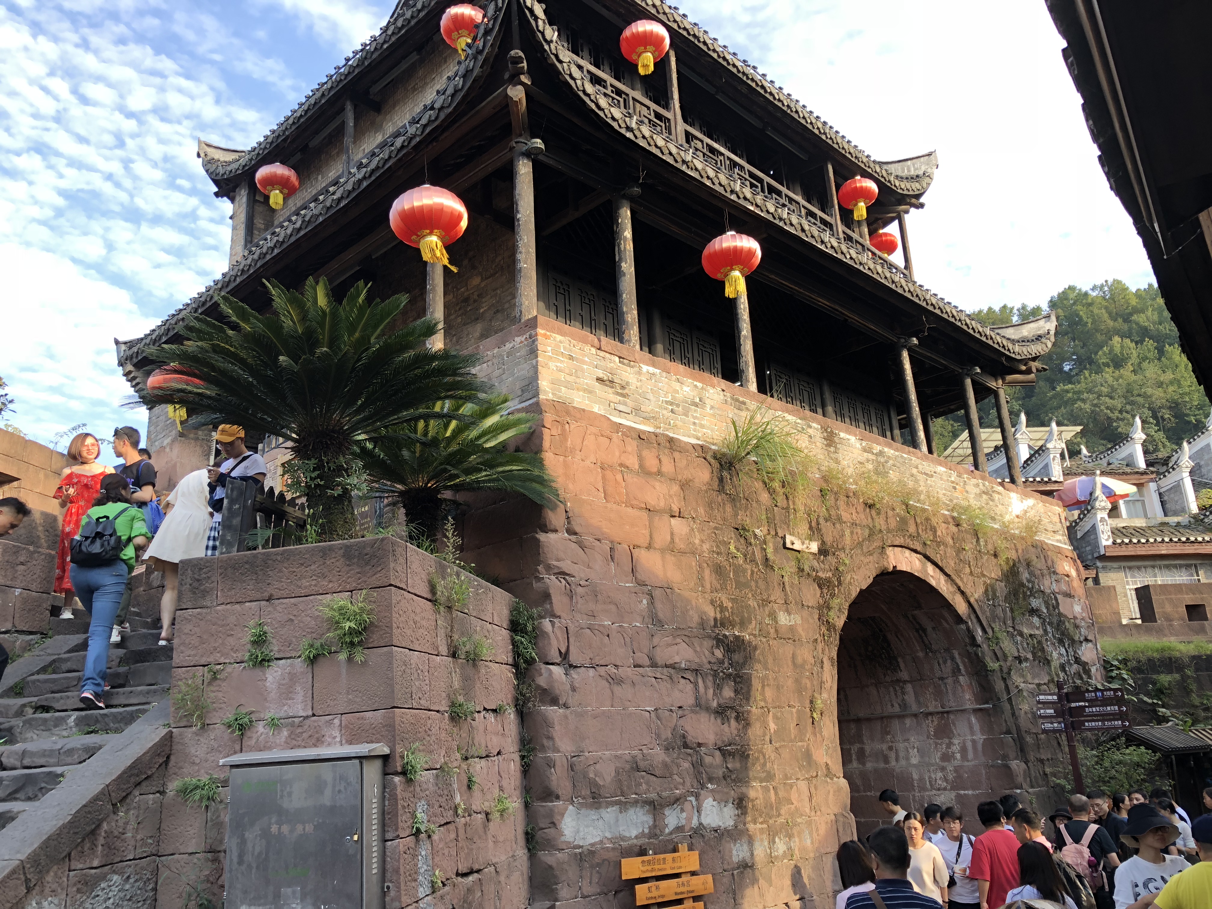 东门城楼又名升恒门,是古城四大城门之一,面对东岭,紧靠沱江,始建于清