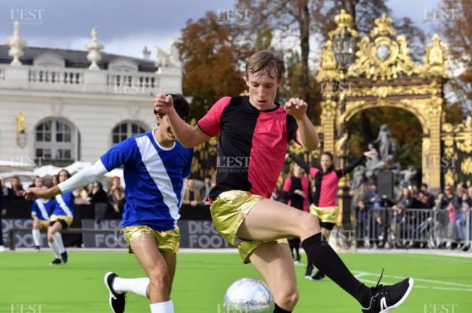 这群法国男人一边跳芭蕾一边踢足球,场面十分辣眼