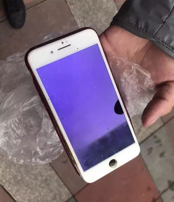 放在衣兜的苹果手机,突然冒烟自燃!贵阳男子吓懵,维修人员却说