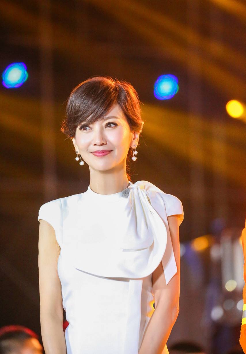 不老女神张雅芝冬天在机场穿成这样,一点都看不出来已经64岁了