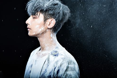 这个小伙凭帅气登上百度榜,到底有多帅,你们认识他吗?