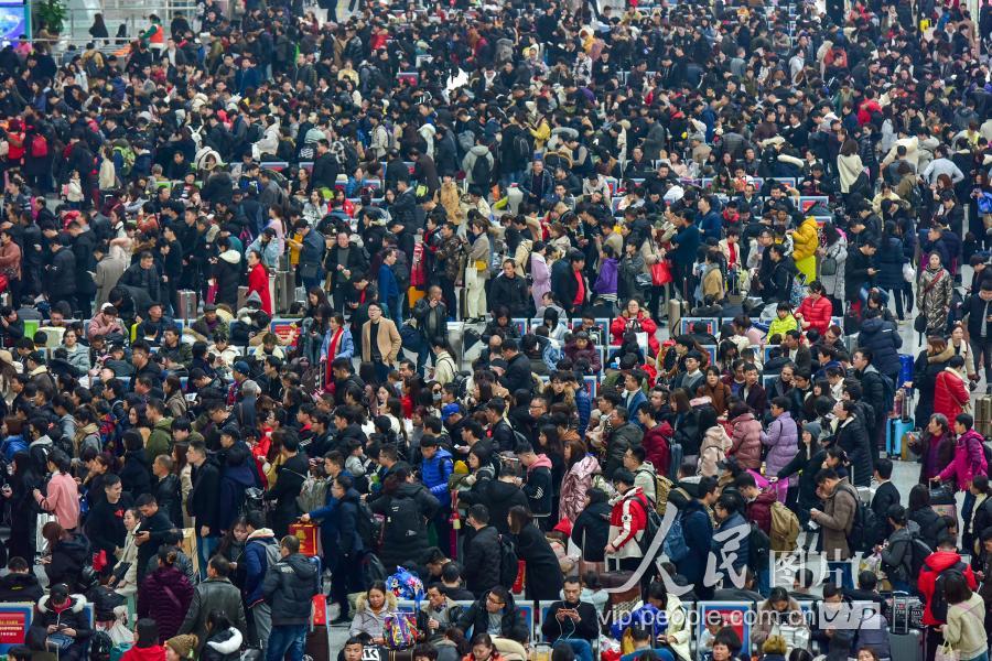杭州火车东站迎春运客流高峰 候车大厅人山人海