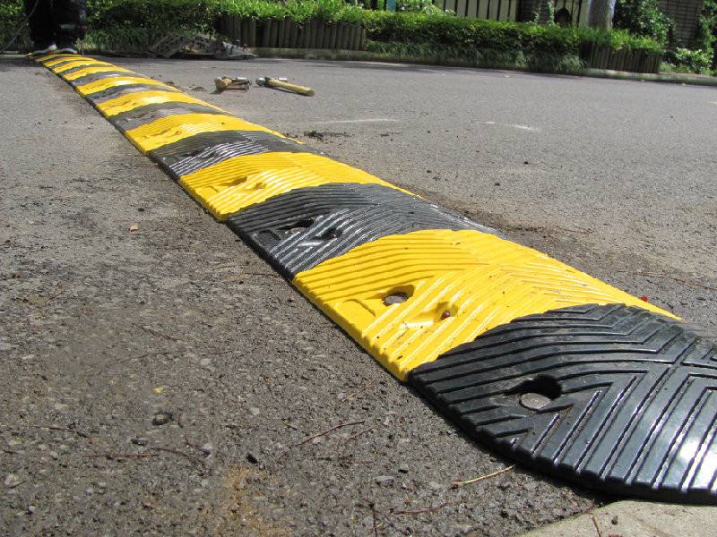 开车时频繁压井盖可能随时毁车!这些毁车坏习惯一定要改!