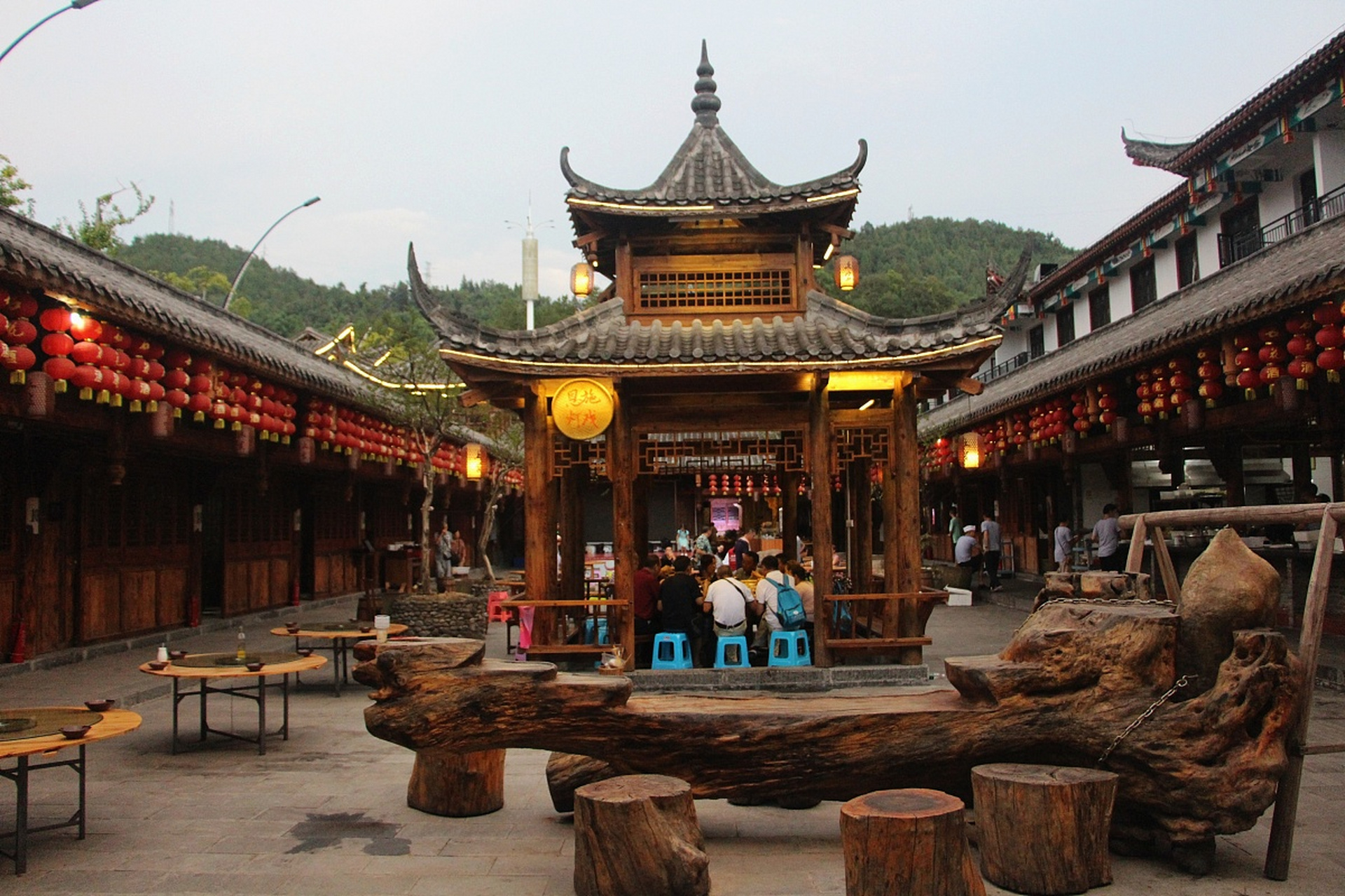 下司古镇,位于贵州省黔东南苗族侗族自治州麻江县,是一个拥有丰富历史