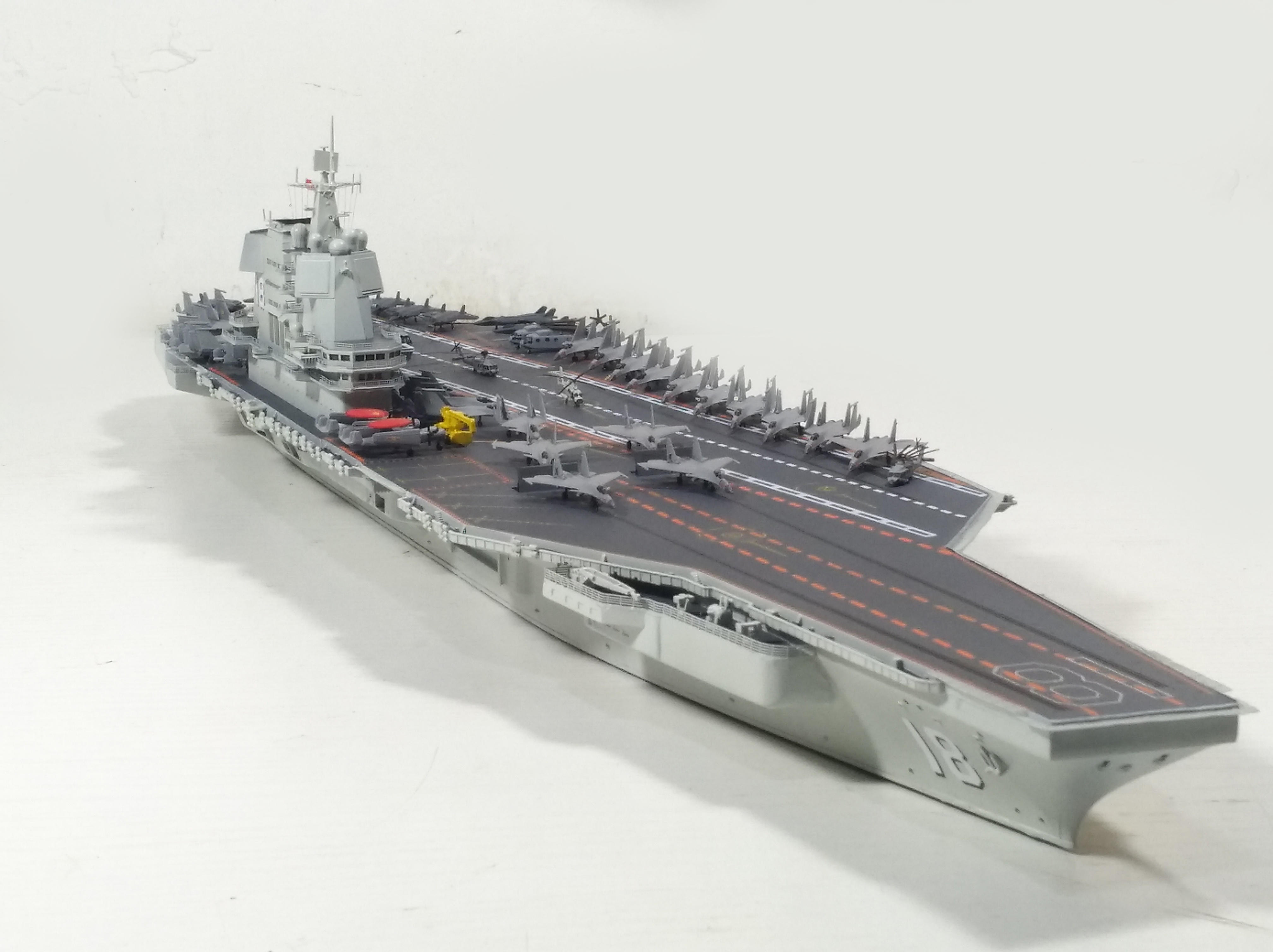 庆祝海军节:青岛军迷造国产10万吨航母模型,隐身战机停满甲板
