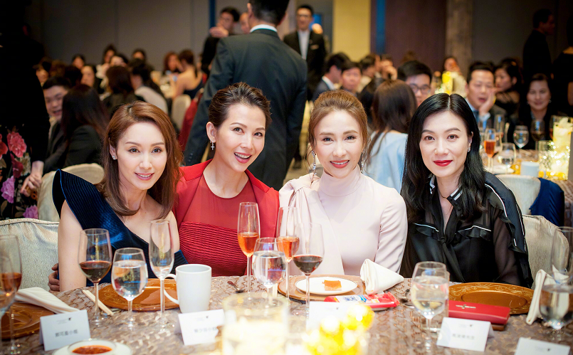 曾经的香港四大女神同框合照,除了蔡少芬,其她三个你