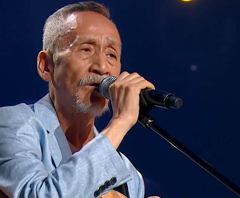 哈林老师转身看到是陈彼得前辈后,站起身急忙介绍,可见情商有多高,你