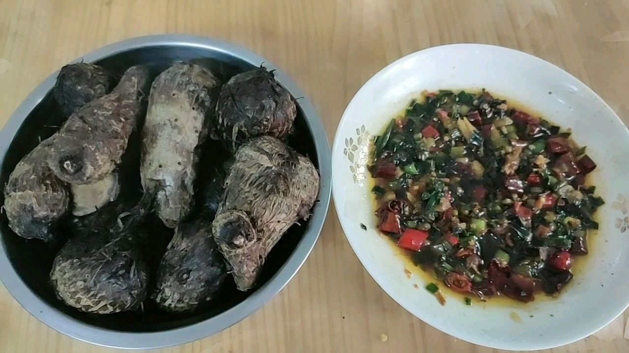 水煮小芋头,用姜葱蒜和辣椒做个蘸酱沾着吃,清香可口又粉又糯