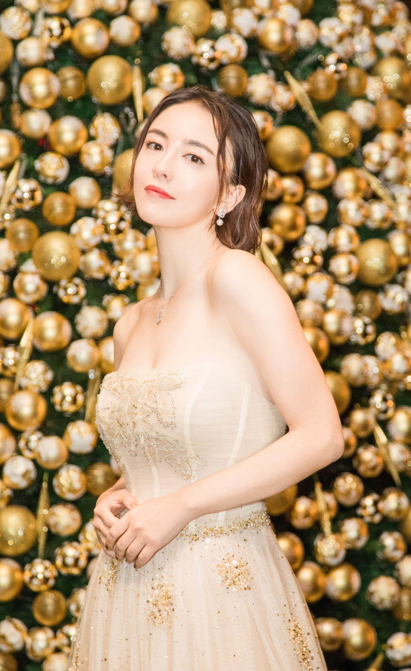 吕佳容早期写真,一袭淡黄抹胸礼服甜美优雅,凹凸有致的魔鬼身材,诱惑