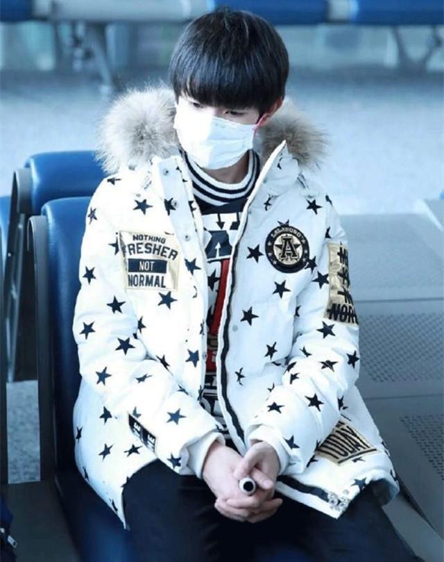 王源这身打扮干净清爽,他选羽绒服有个爱好!