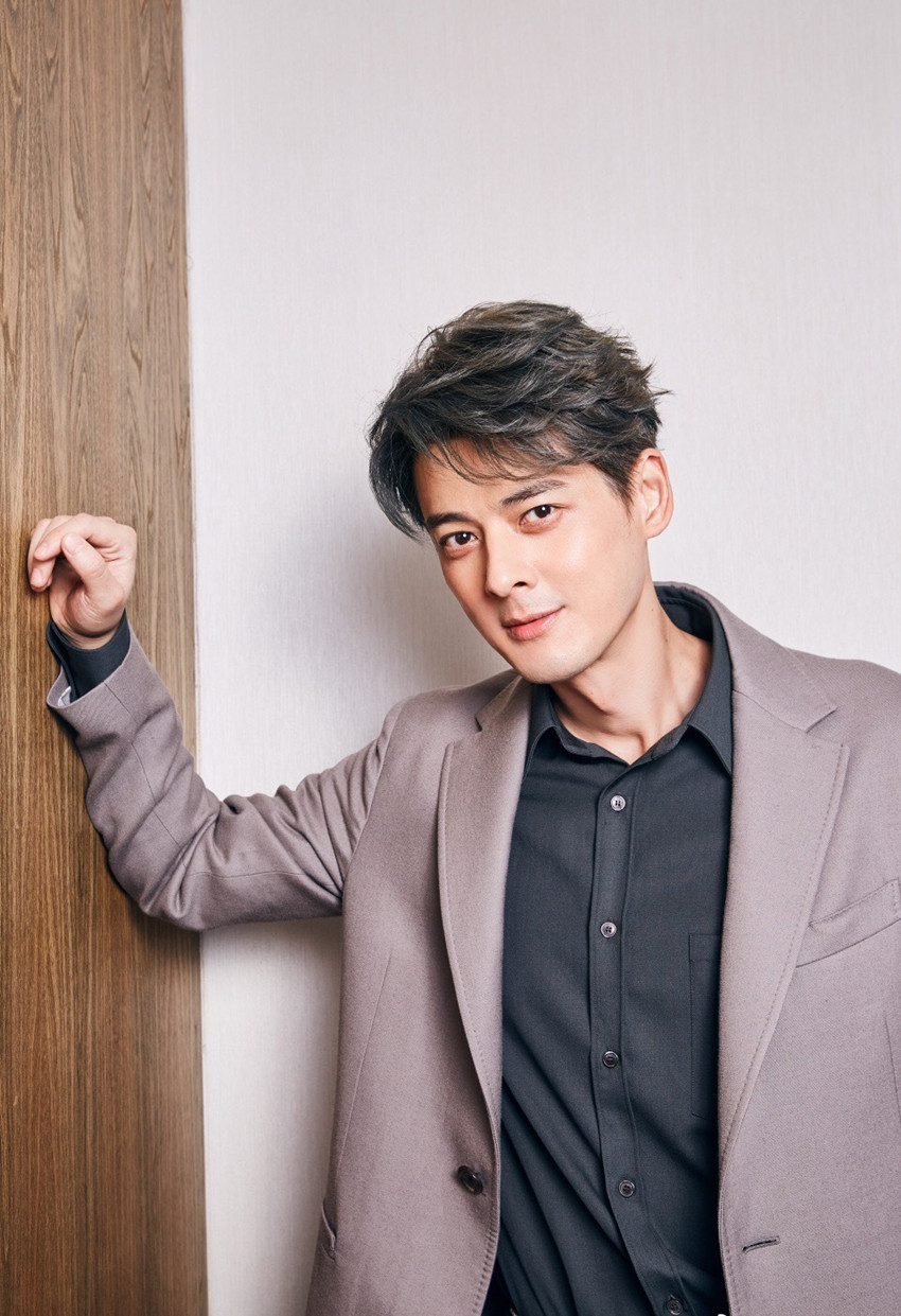 【被《将夜》中的二师兄圈粉了,穿上西装的他,颜