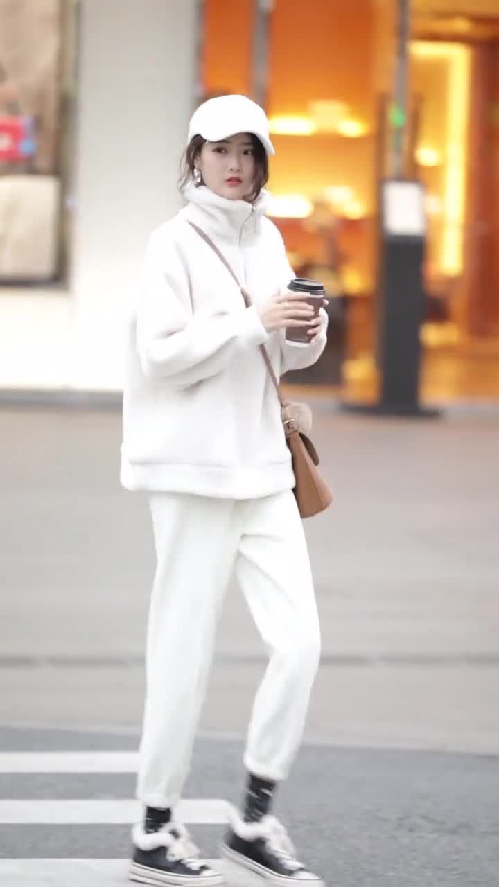 街拍:穿着学生装的美女,搭配上白色的运动鞋,展现了
