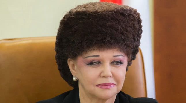俄罗斯62岁女议员走红网络,逆天发型引吐槽,更神奇的是眉毛!