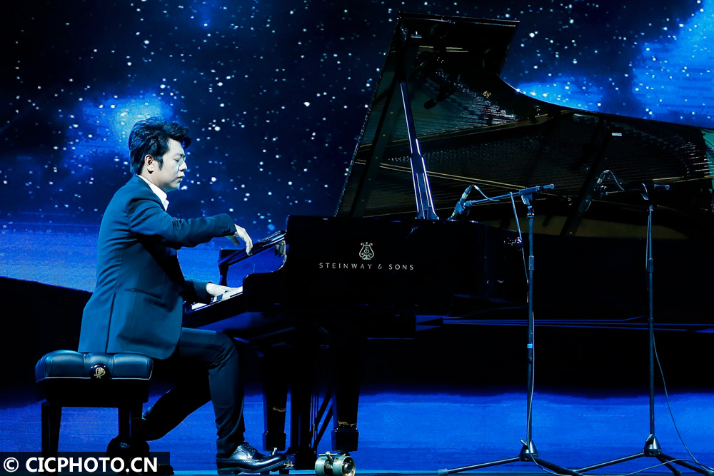 1月20日,郎朗现场弹奏肖邦《夜曲》.