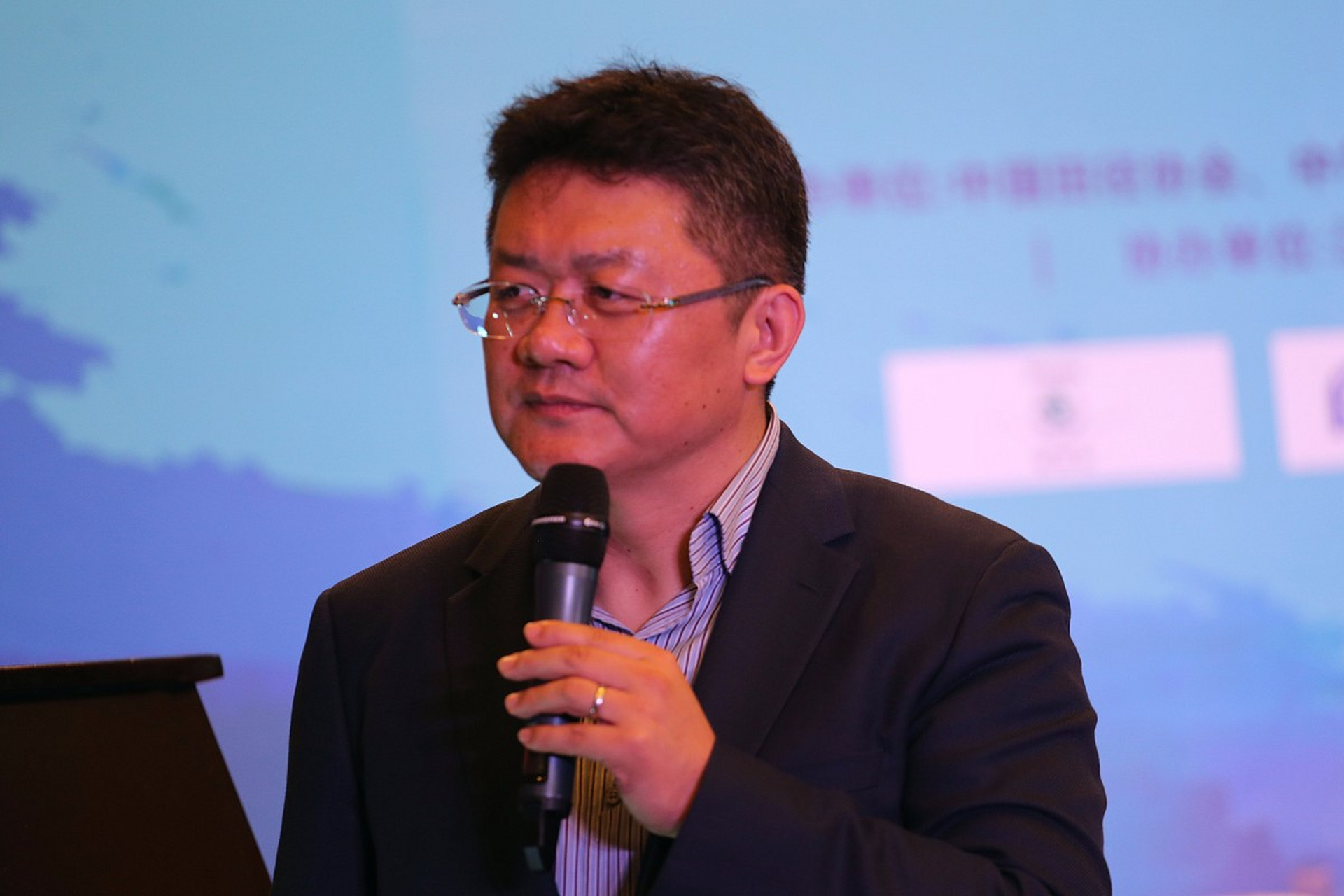 2007年,央视主持人张斌,正在直播奥运新闻发布会时,他的妻子突然冲