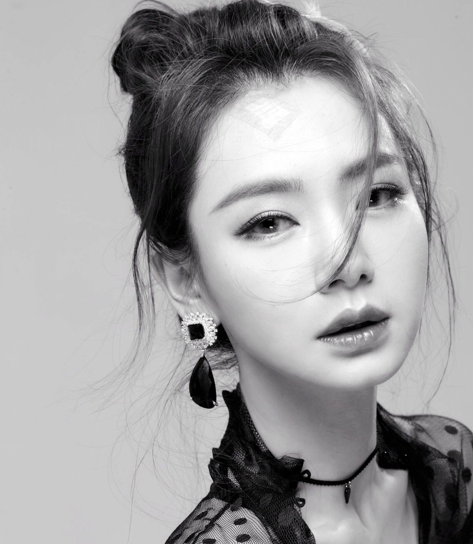 这张照片中的lucky头上顶着马尾,还有身着条纹针织衫,可谓已经长发及