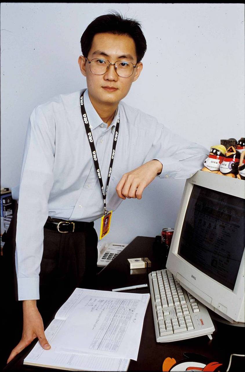 一位帅气的小伙子和他的qq公仔