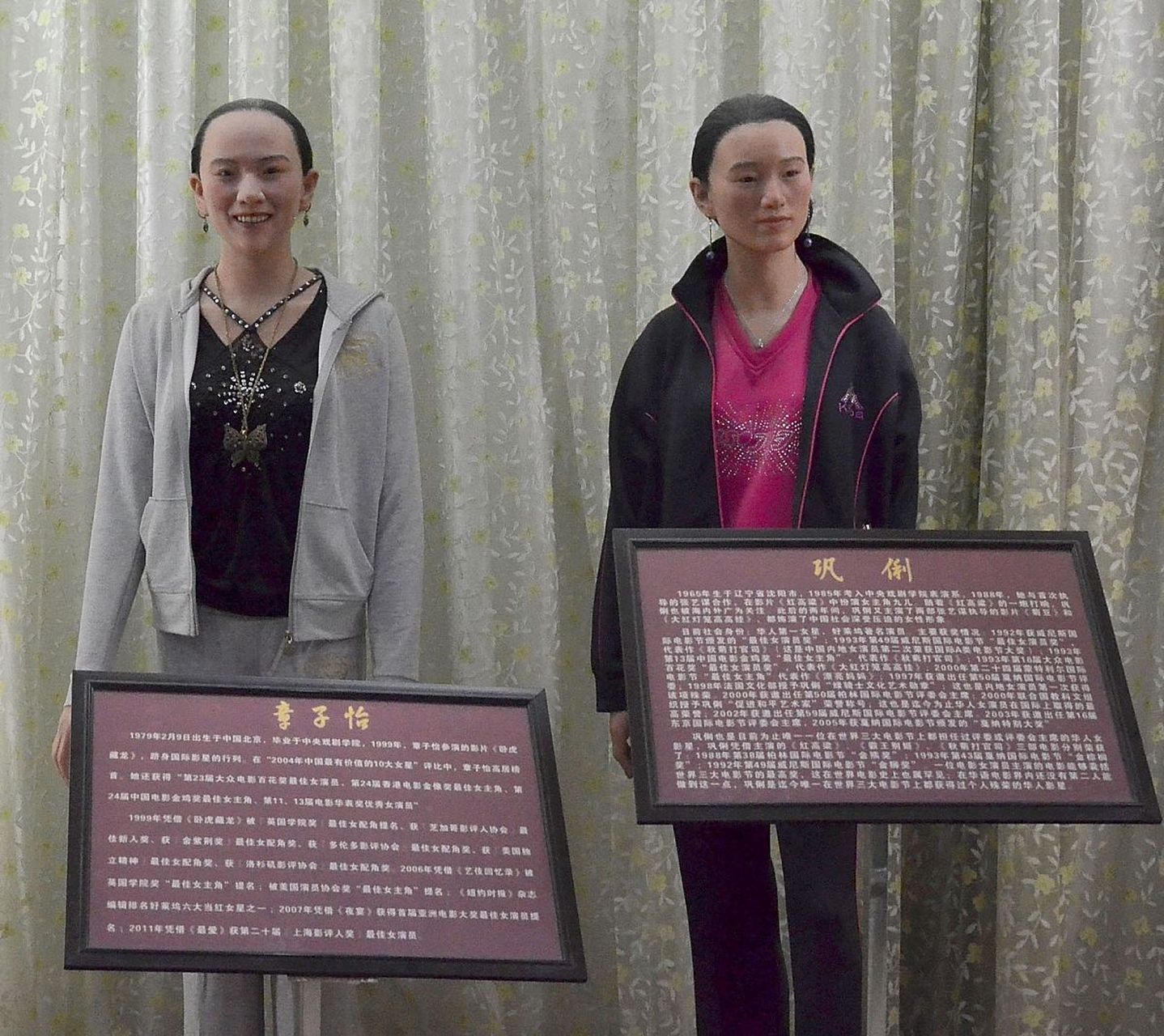 这是哪家蜡像馆哦,真是栩栩如生,尤其是这些明星的的腊像,不看前面的