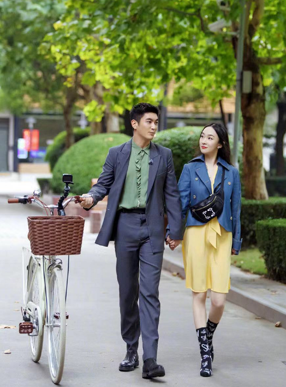 区别对待:杜江同李沁走红毯目不斜视,却将她搂入怀中