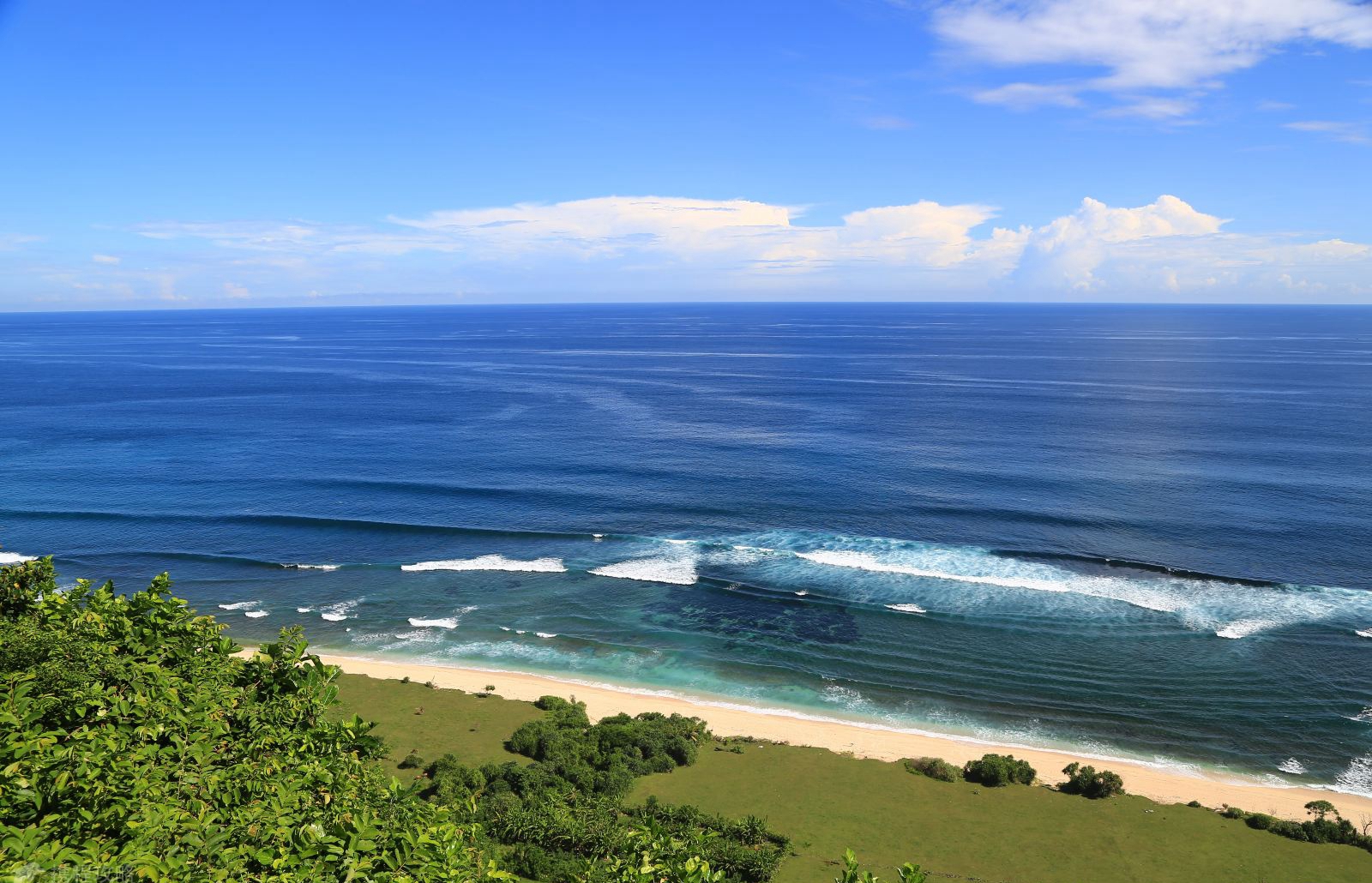 爪哇海河流较多,海岸蜿蜒曲折多海湾盛产金刚石,储量居亚洲之首
