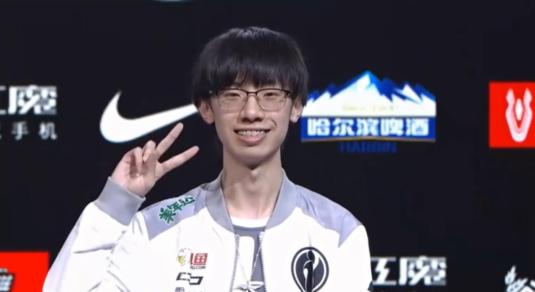 lol:宝蓝不在意过生日 粉丝录制庆贺视频 水友却吐槽竞技状态