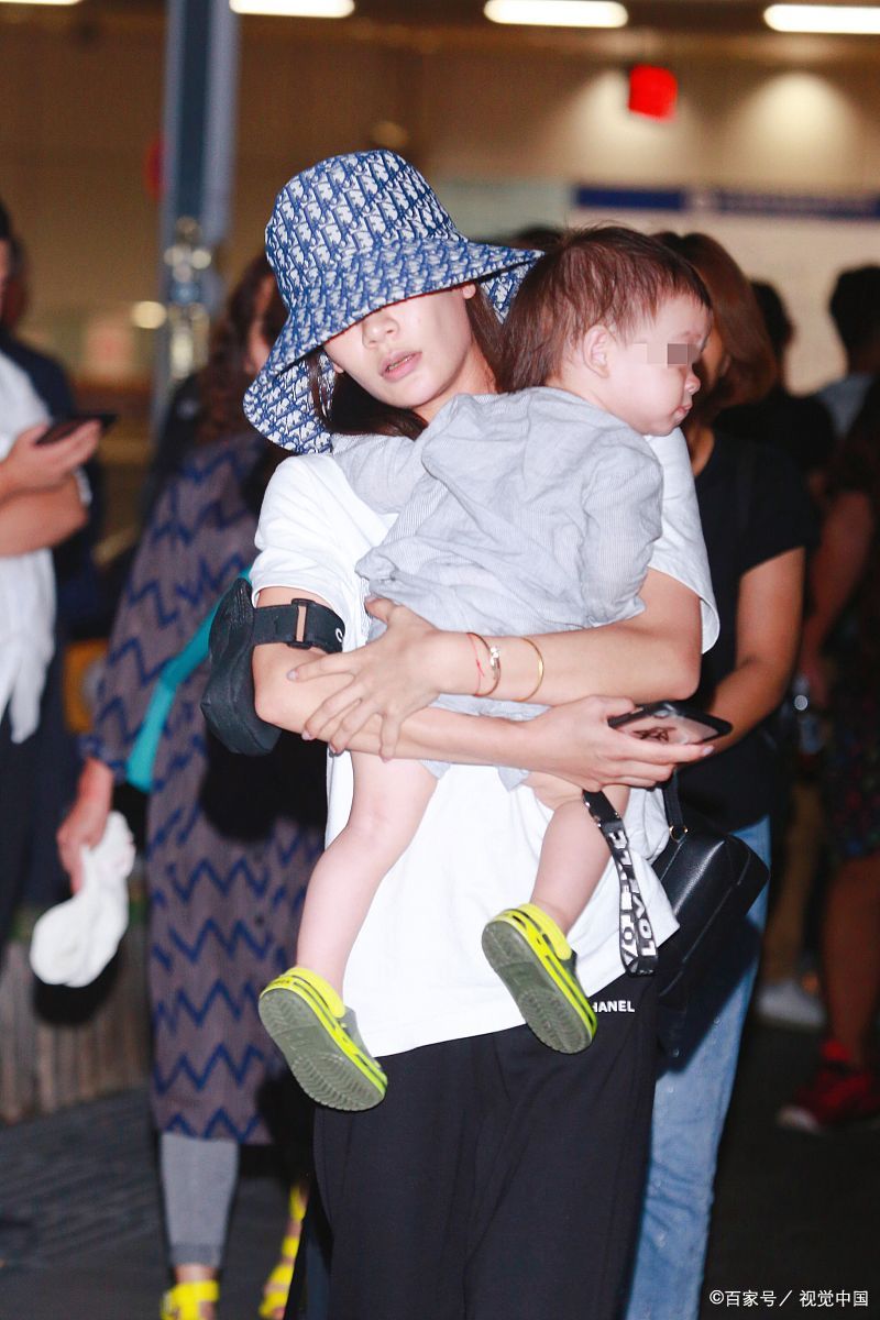 唐嫣晒女儿背影照庆节日