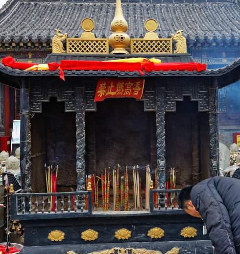 泰山极顶玉皇庙内游客前脚烧的香工作人员后脚就将其浸水灭掉?