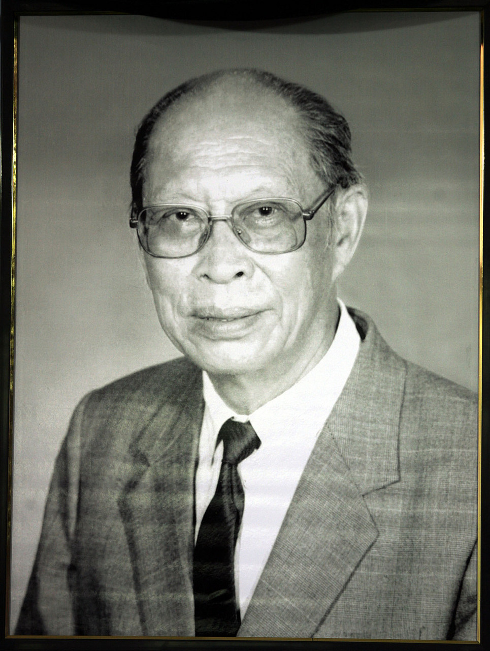 当初,中国石油专家王德民教授,因为长得太帅经常被女生追着跑,他不胜