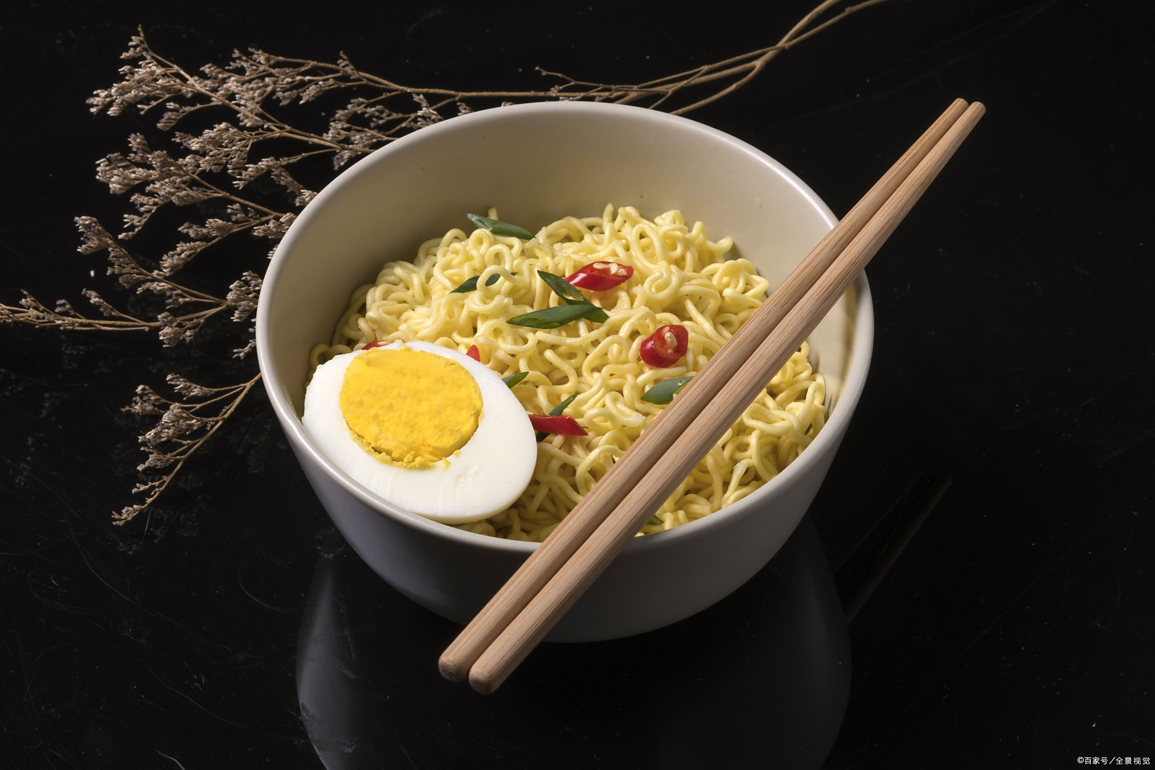 身家千万老板坐高铁吃泡面,被后面大妈指责:有钱人就不该吃泡面