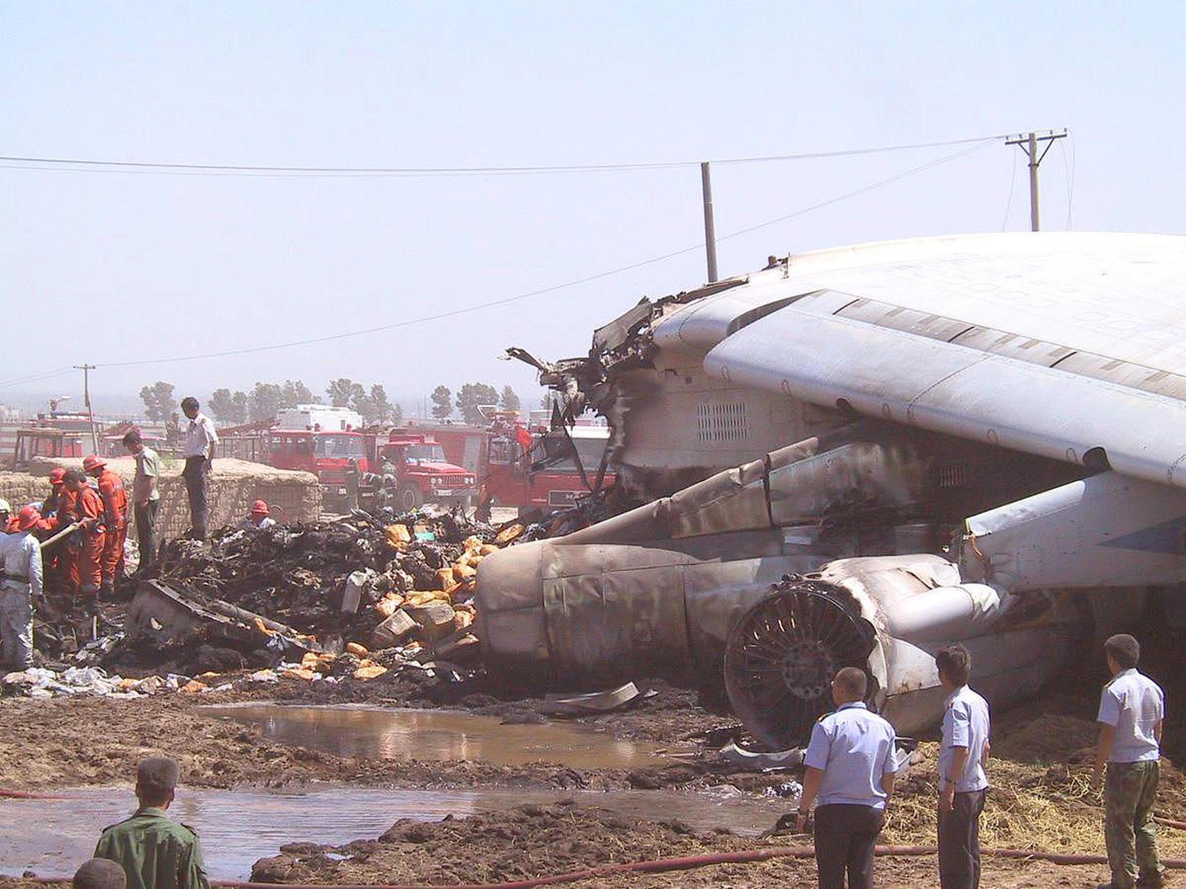 近期,一则关于阿根廷小型飞机表演中坠毁的消息引起了广泛关注.