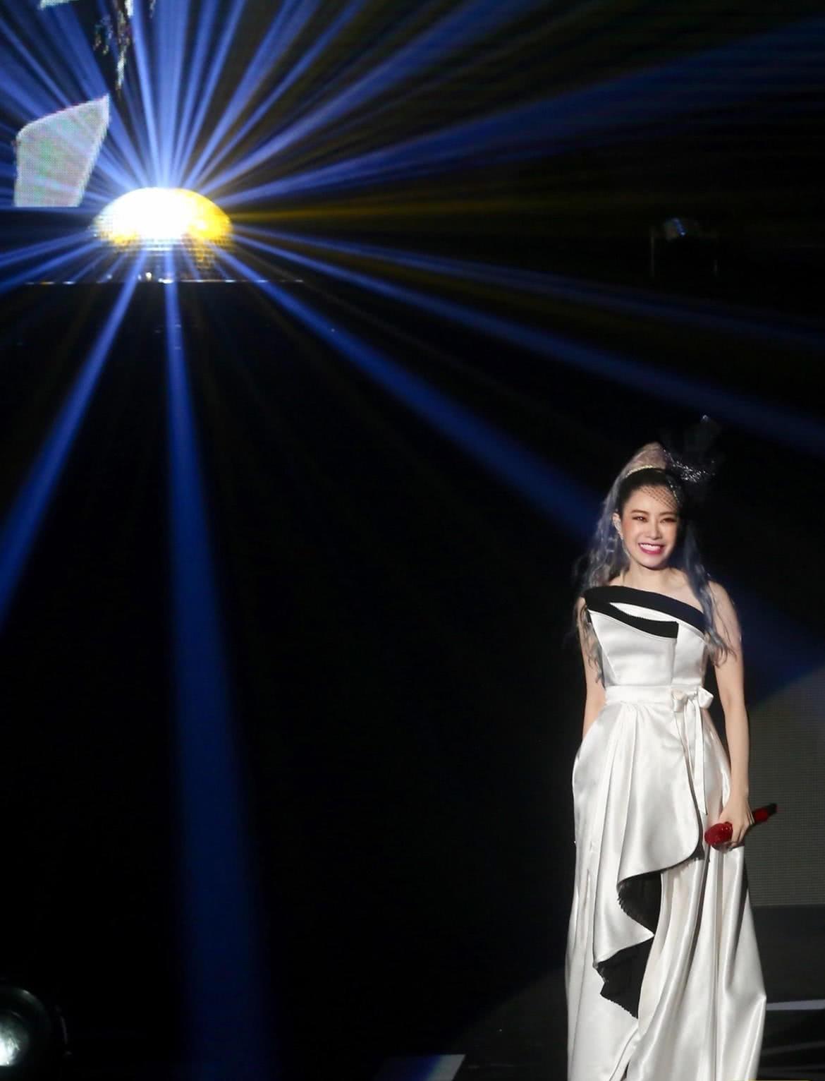 曾一人养活大半个滚石,因拒绝潜规则巅峰期遭封杀,现靠商演谋生