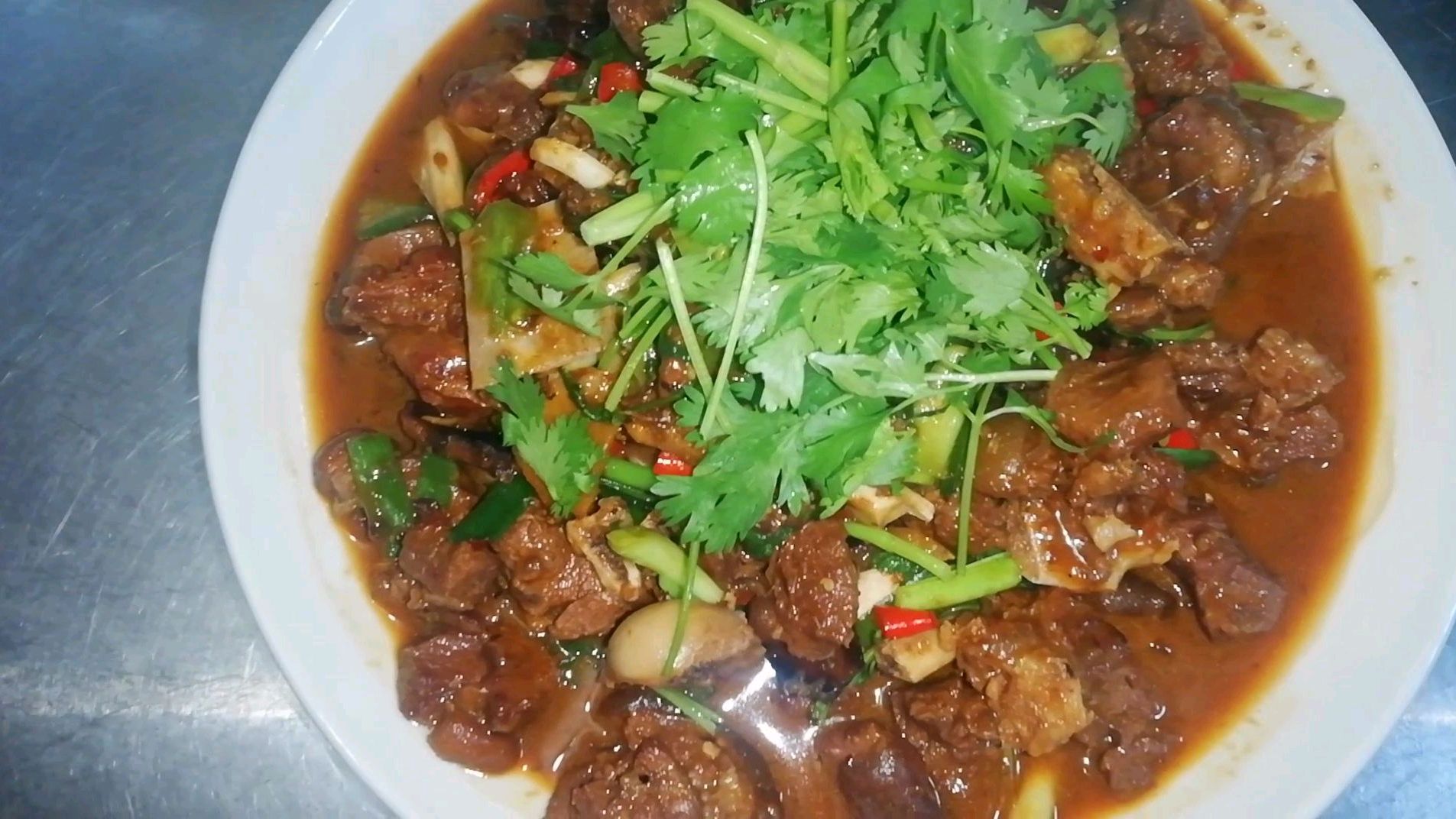 把握这几个步骤,在家里做的(黄焖羊肉)非常好吃,色香味俱全