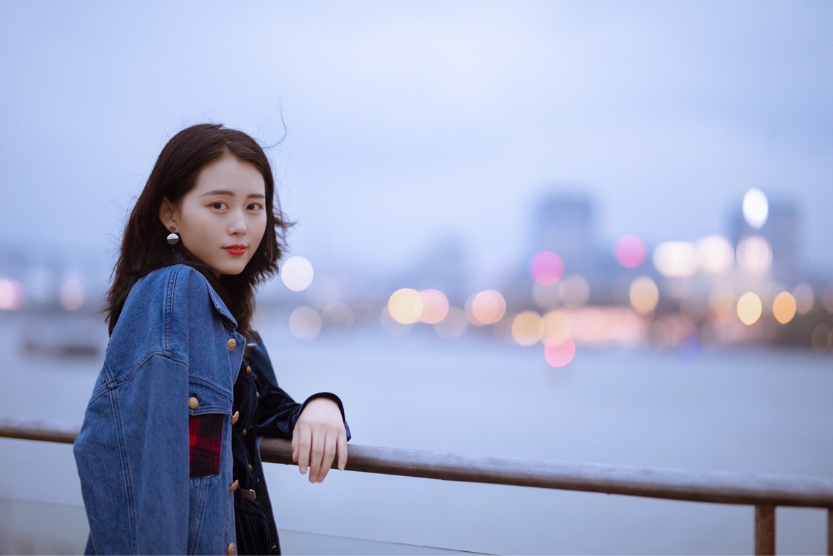 女孩摄影:看海边夕阳的景色